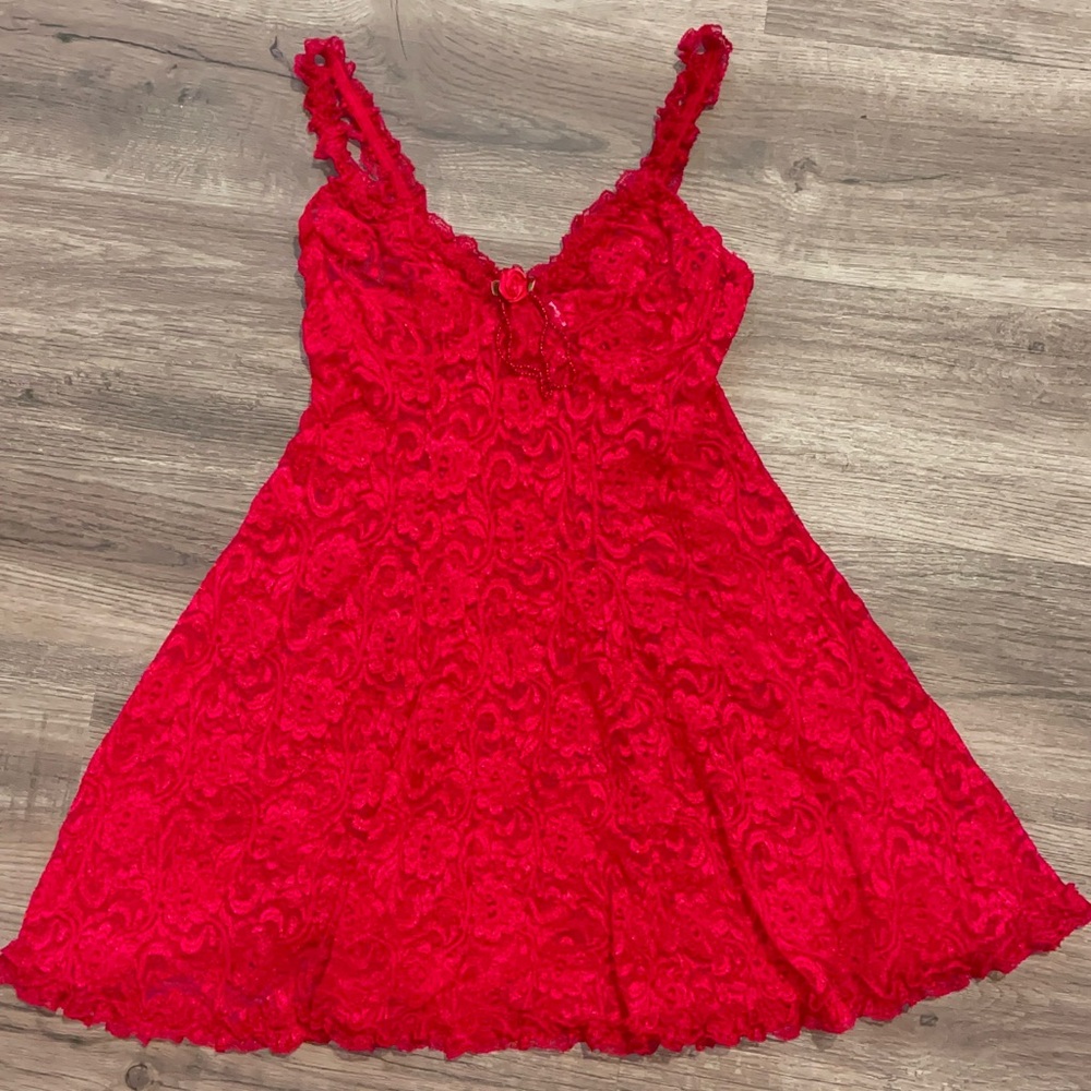 Elegant Red Lace Chemise M